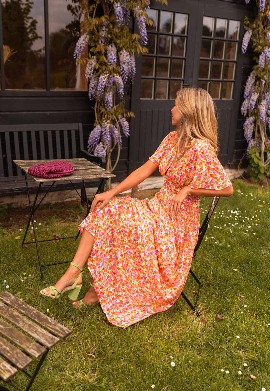 Floral print long summer dress featuring a defined waist design, perfect for warm weather outings and casual events. 2