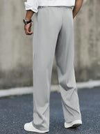 Loose-fitting wide leg trousers featuring stylish pleats and a double waistband, perfect for a comfortable yet fashionable look. 3