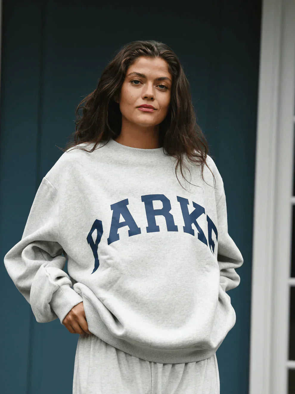 Women's oversized sweatshirt featuring soft chenille lettering, perfect for casual everyday wear and stylish comfort. 4
