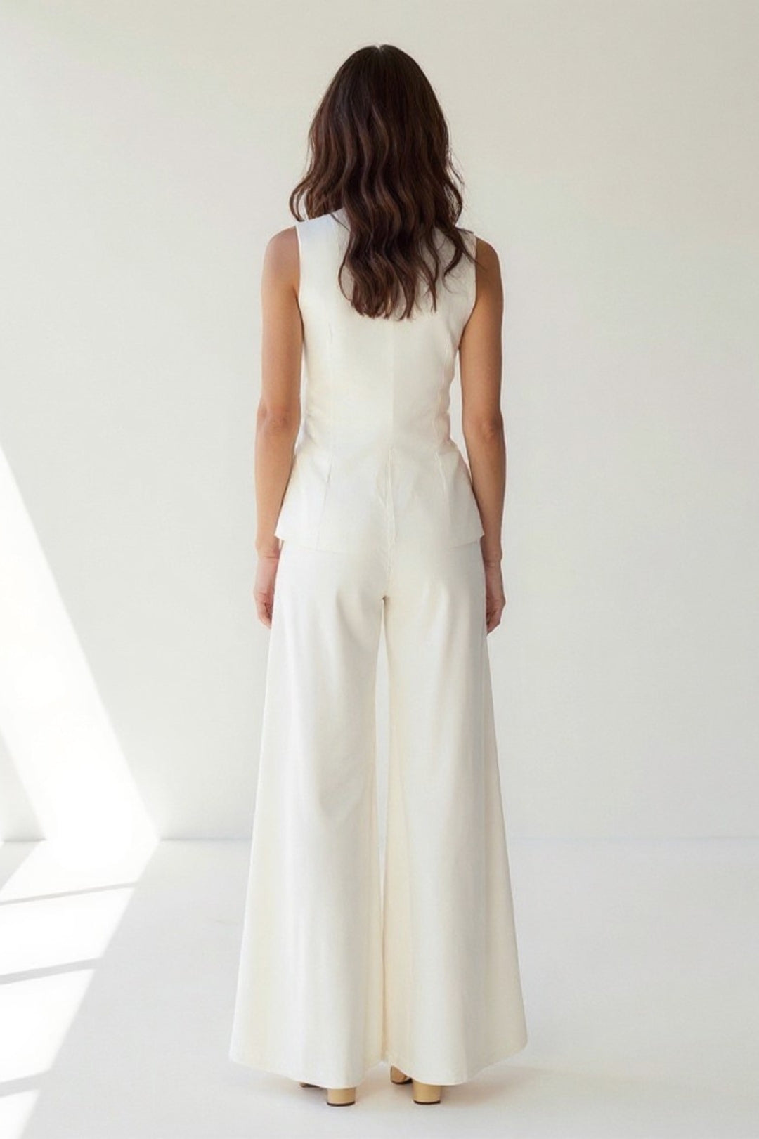 Women's sleeveless set featuring a stylish top and flowy wide-leg pants, perfect for summer outings and casual wear. 2